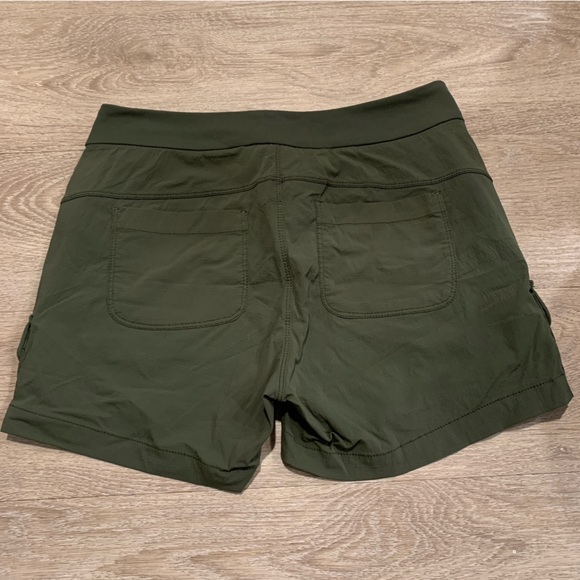 Athleta Green Cargo Shorts Size 8 - Picture 5 of 9
